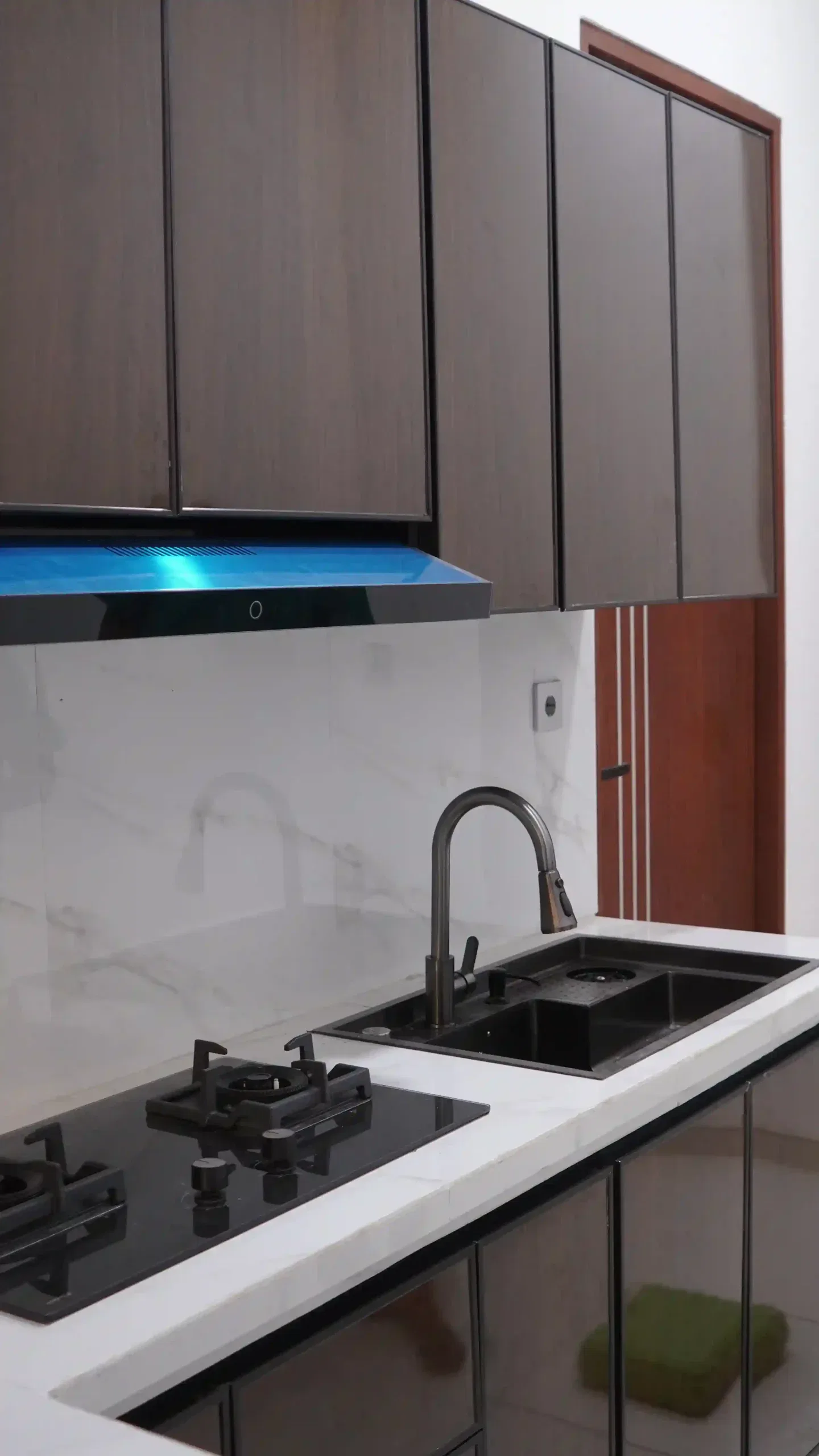 Kitchen set setelah direnovasi
