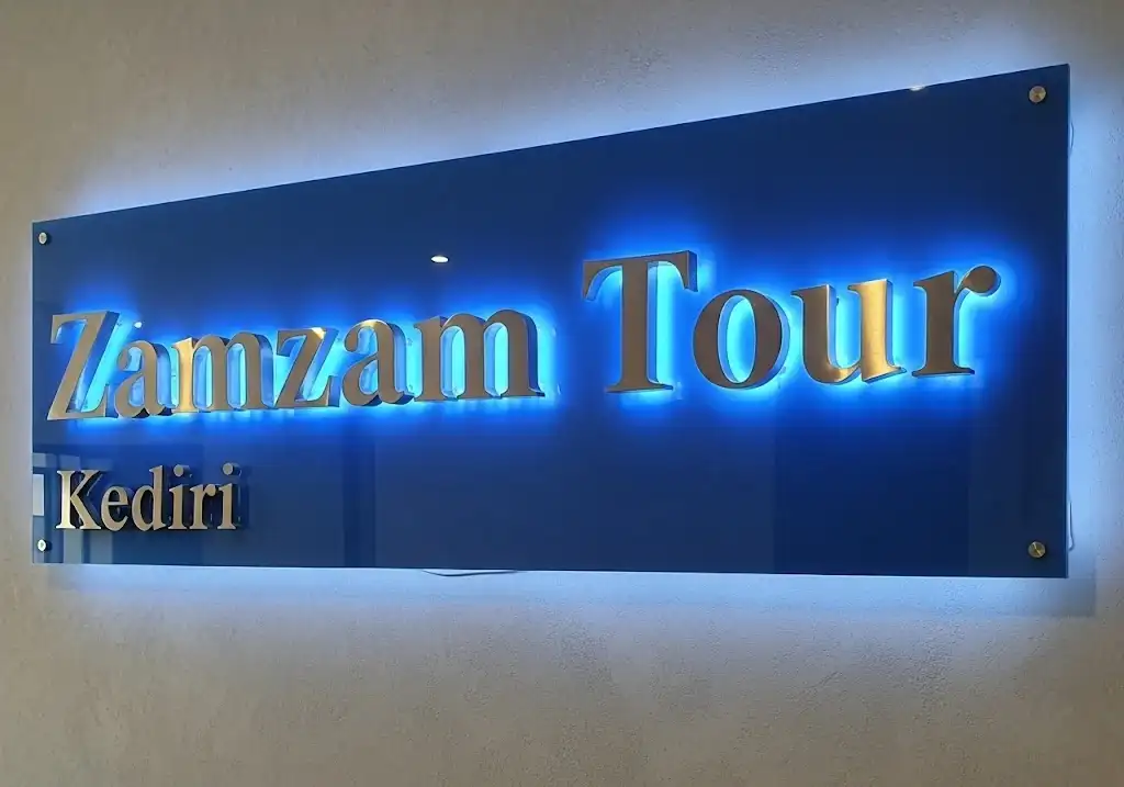 Signage dengan huruf timbul